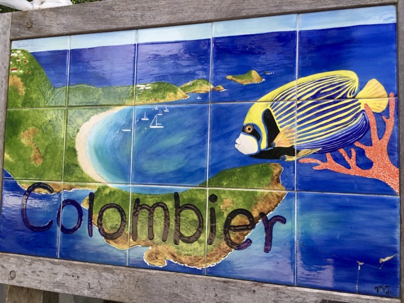 Le panneau de céramique coloré qui indique le sentier menant jusqu'à l'anse de Colombier - Saint-Barthelémy