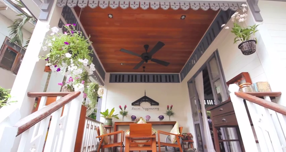 Le porche de bois fleuri - Le "Baan Noppawong", un B&B garant de l'authenticité thaïe - Bangkok, Thaïlande