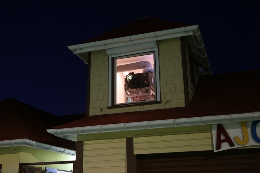Le projecteur de l'AJOE utilisé pour le cinéma de plein air à Saint-Barth
