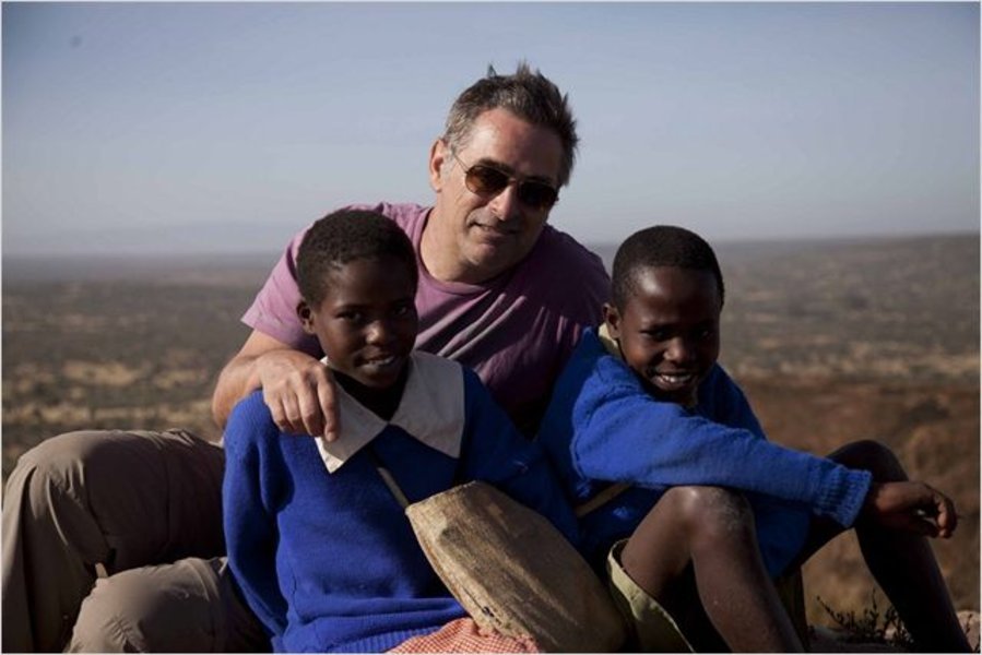 Le réalisateur entouré de ses petits protagonistes kenyans - "Sur le chemin de l'école", de Pascal Plisson, sortie en salles le 25 septembre 2013