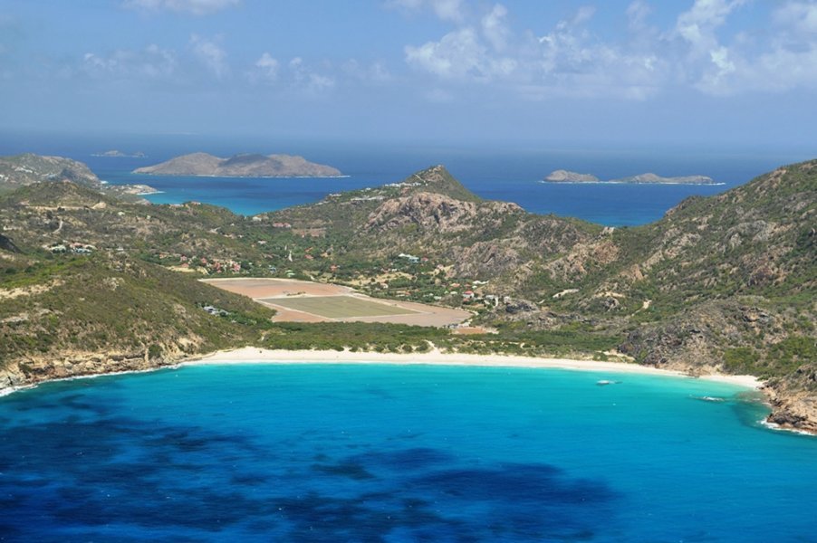 Le sable blanc de Saline et les marais salants en arrière plan - Les plages les plus sauvages de Saint-Barth