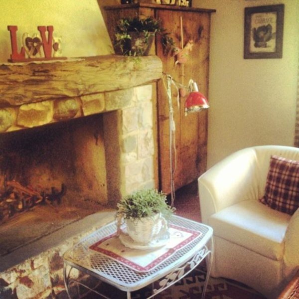Le salon et sa cheminée pour les soirs d'hiver - "La Casa di Campagna", Bergame côté campagne - B&B à Bergame, Italie