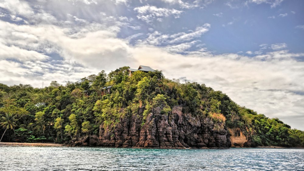 Le "Secret Bay" depuis la mer, éco-resort de luxe à La Dominique