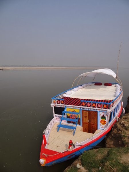Le Tarangini, petit bateau coloré et familial en matériaux recyclés - Ganga Boat Ride and Cruise