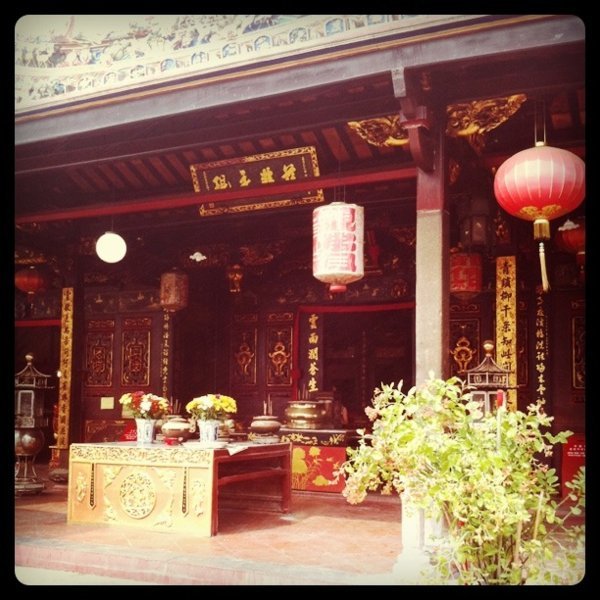 Le temple Cheong Hoon Teng avec sa façade dorée et sculptée