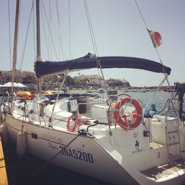 Le voilier de 12 pieds à bord duquel vous découvrirez la baie de Naples - Voyage "Voile et rando en baie de Naples" avec Skippair et Nomade Aventure