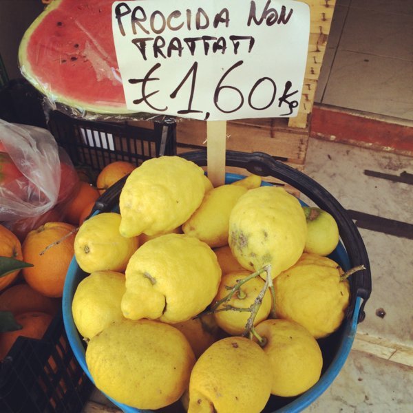 Les énormes citrons qui font la fierté de l'île - Procida, Baie de Naples, Italie - Mai 2014