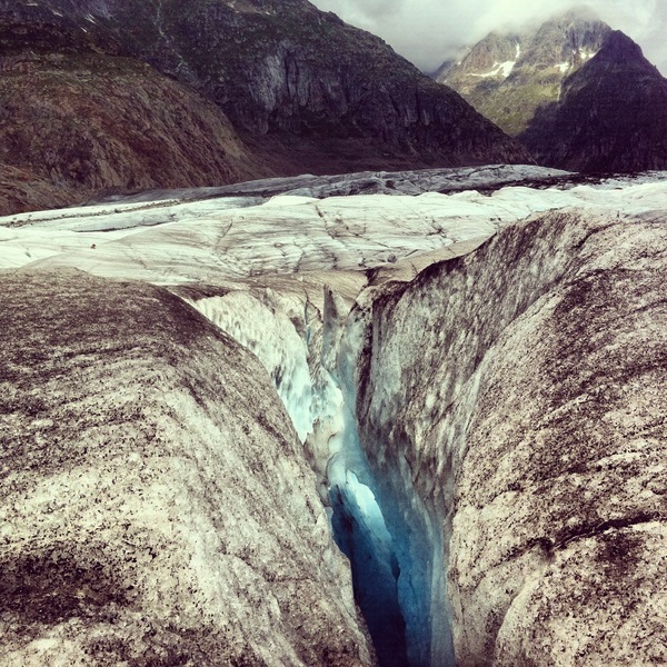 Les failles dans la glace sont d'une belle couleur turquoise, Glacier d'Aletsch - Valais, Suisse