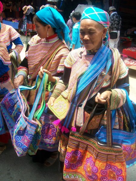 Les femmes Hmong aiment à se parer d'habits de couleurs