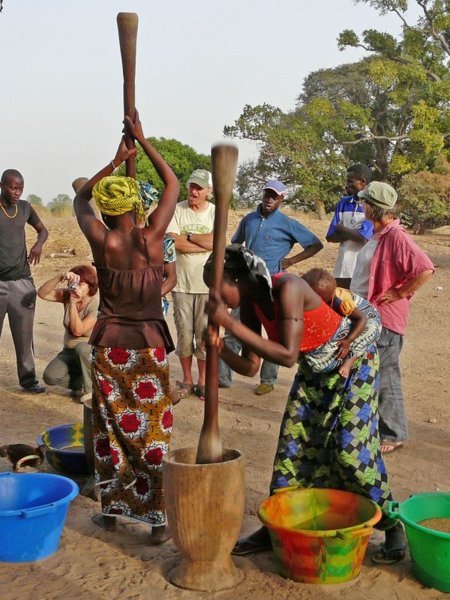 Les femmes pilent le mil - Dans le delta du Siné Saloum - Sénégal