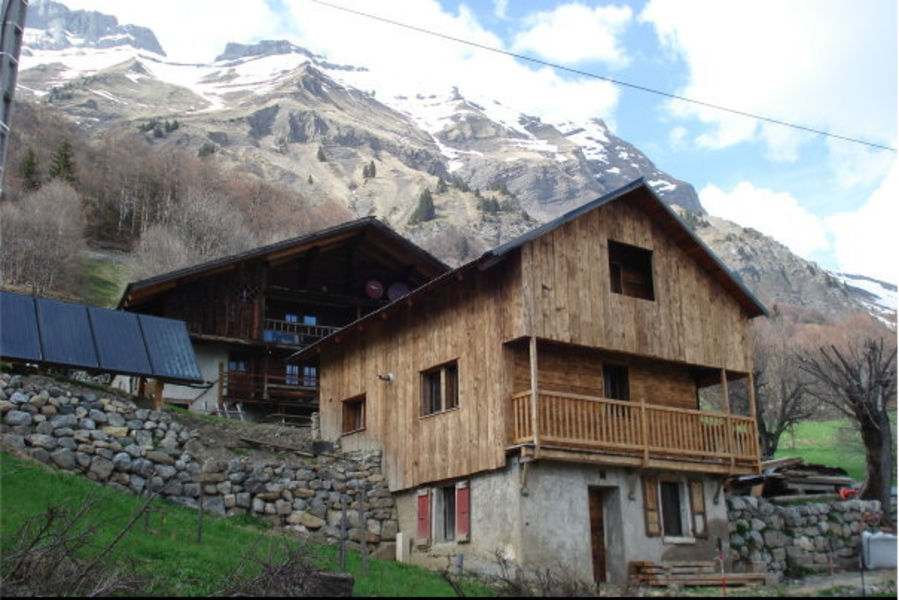 Les gîtes et la chaîne des Aravis en arrière-plan - Gîte Le Biollay d'en Haut - La Giettaz, France