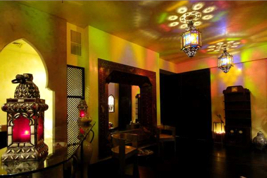 Les lanternes diffusent leurs halos colorés - Hammam "Les Cent Ciels" - Boulogne