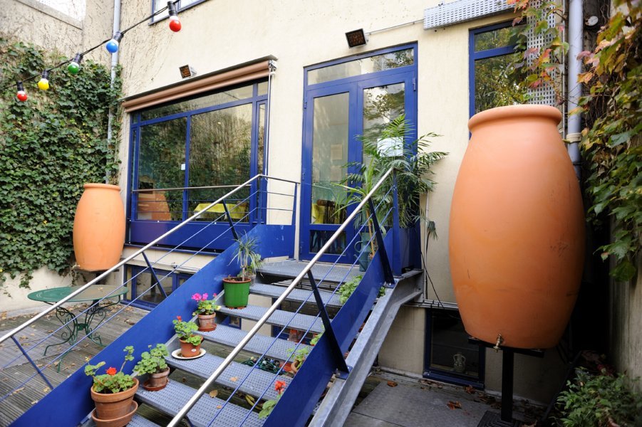 Les récupérateurs d'eau de pluie placés dans le jardin permettent de faire des économies d'eau
