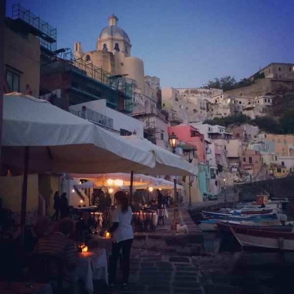 Les restaurants du bord de l'eau dans la marina Corricella - Procida, Baie de Naples, Italie - Mai 2014