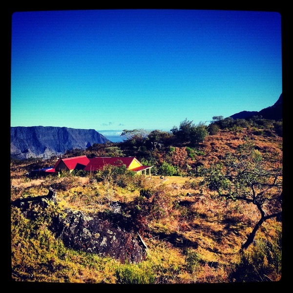 Les toits de couleur des cases de Marla détonnent dans le paysage, Cirque de Mafate - La Réunion