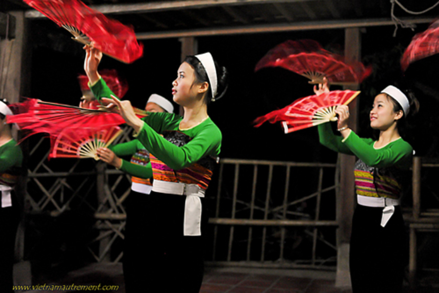 Mai Chau Danse - A la découverte du Vietnam hors des sentiers battus avec l'agence "Vietnam Autrement"