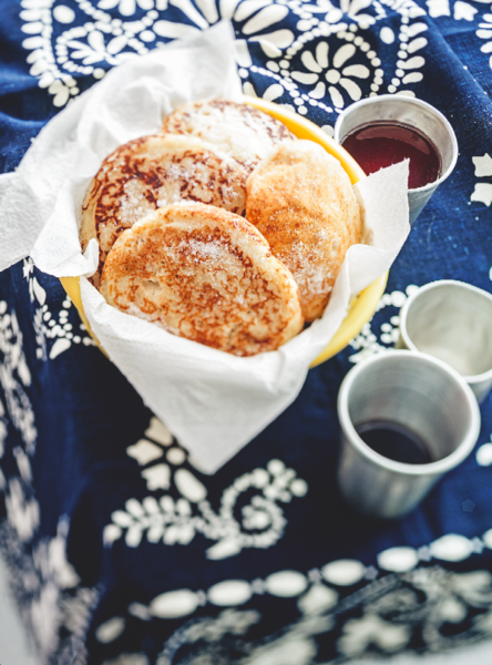 Mofo-Gasy ou beignets à la noix de coco - Recette de Madagascar issue de l'ouvrage "Breakfast du monde", Julie Schwob, éditions Mango
