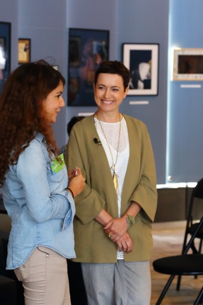 Moment de complicité entre Laetitia Santos, fondatrice de Babel Voyages et Sophie Jovillard, présentatrice du magazine Échappées Belles et marraine du No Mad Festival 2015 - Office de Tourisme de Cergy-Pontoise