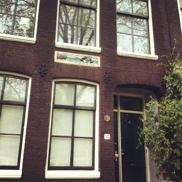 Notez la pierre de façade qui indique qu'un marin a dû loger à cette adresse... Quartier du Jordaan - Amsterdam, Pays-Bas