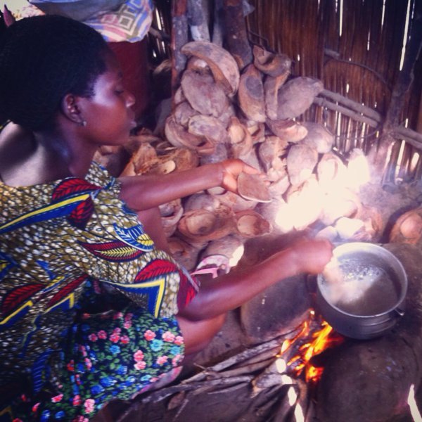 On fait chauffer le toffee sur feu vif... Écolodge d'Avlo - Éco-Bénin