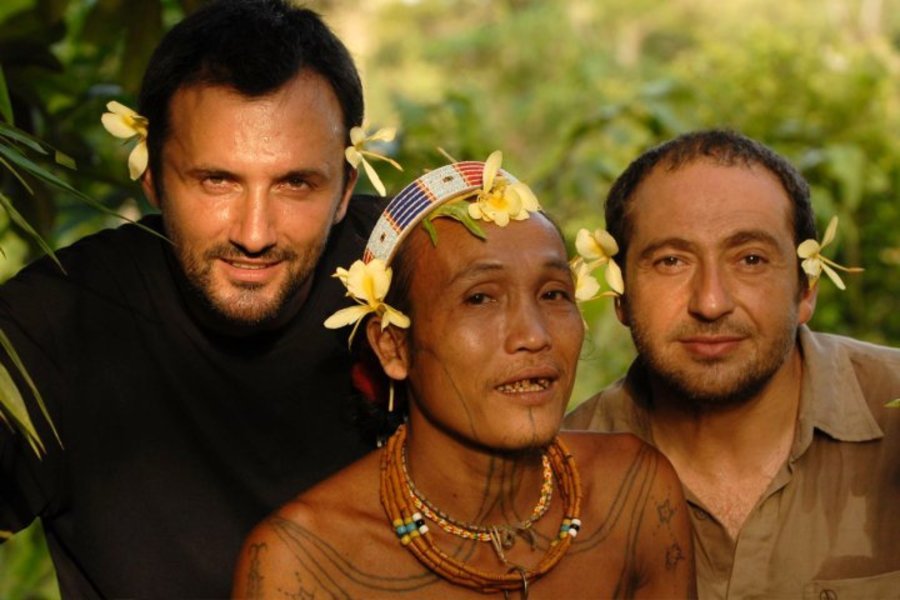 Patrick Timsit et Frédéric Lopez chez les Mentawai (Hommes-fleurs)