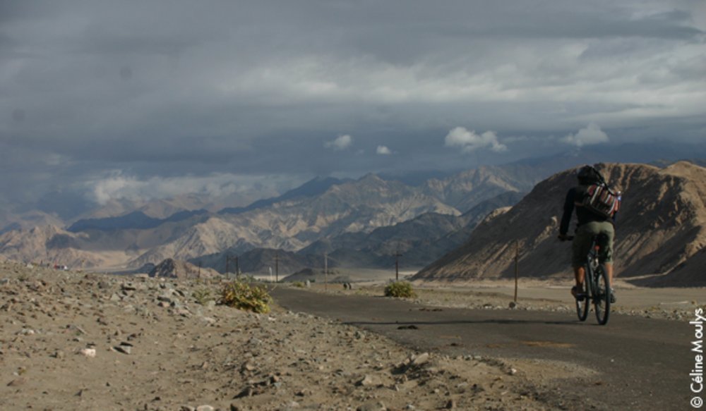 Pédaler dans les somptueux paysages du Ladakh avec "Himalayan Bikers"