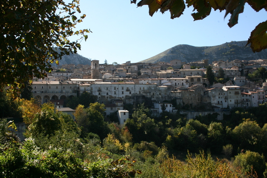 Petit village typique des Abruzzes sur la route menant au parc naturel régional Sirente-Velino - Italie