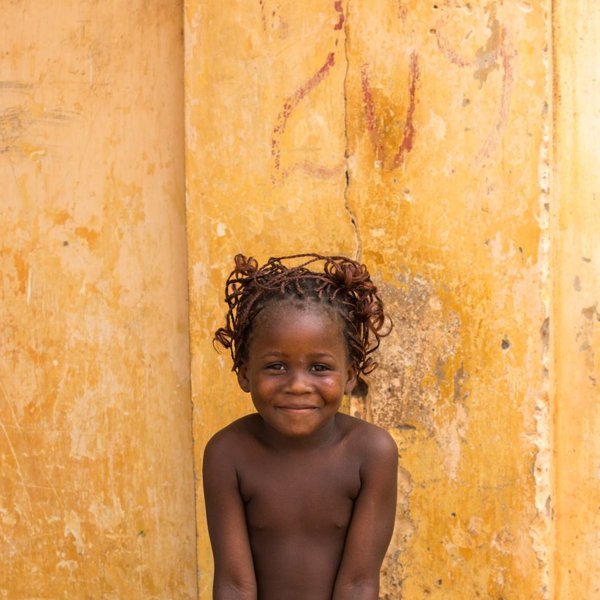 Petite fille du Bénin avec l'agence solidaire "Double Sens"