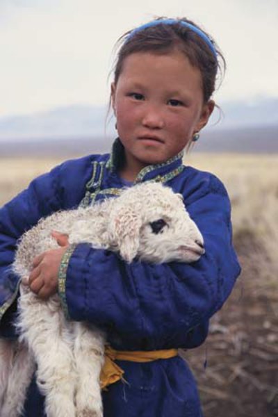 Petite fille du peuple Khalkha en Mongolie