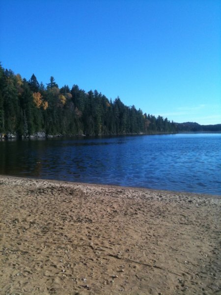 Petite plage de sable au coeur du parc de la Mauricie
