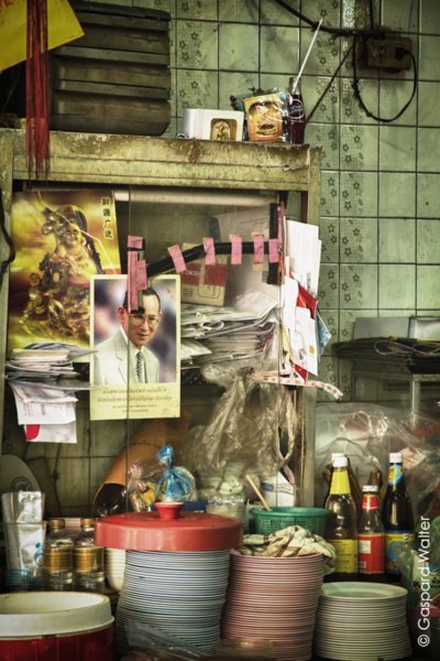 Photo du roi Rama IX dans une cuisine du Tha Chang market 