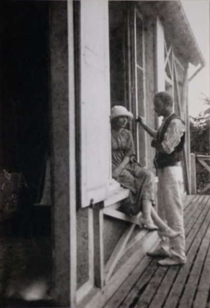 Pierre et Marthe Bonnard près de la fenêtre de la Roulotte, Vernon, 1920