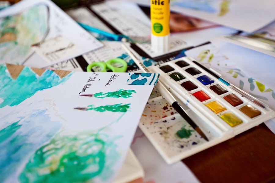 Pinceaux et couleurs lors de l'atelier-croisière signé de la carnettiste Antonia Neyrins - No Mad Festival 2016, 2ème édition