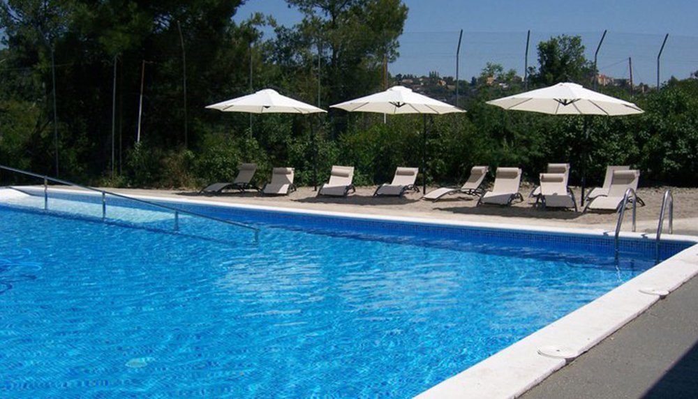 Piscine et solarium - InOut, première auberge de jeunesse en Europe à employer 90 % de personnes handicapées - Barcelone, Catalogne, Espagne