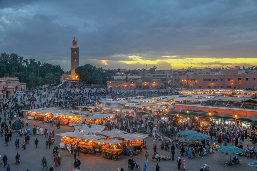 Place Jemaa-el-Fna à Marrakech - Le Maroc par Point-Voyages