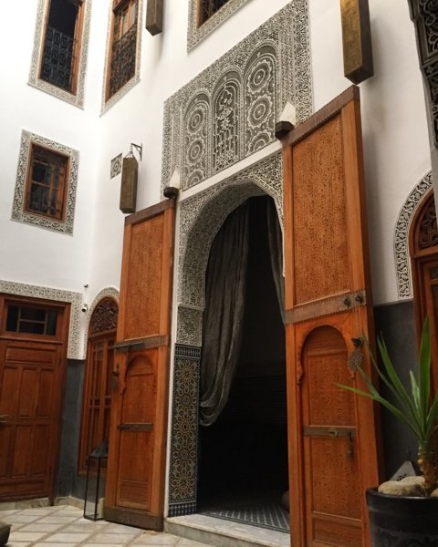 Porte en bois de cèdre ajouré - Riad Layla - Fès, Maroc 