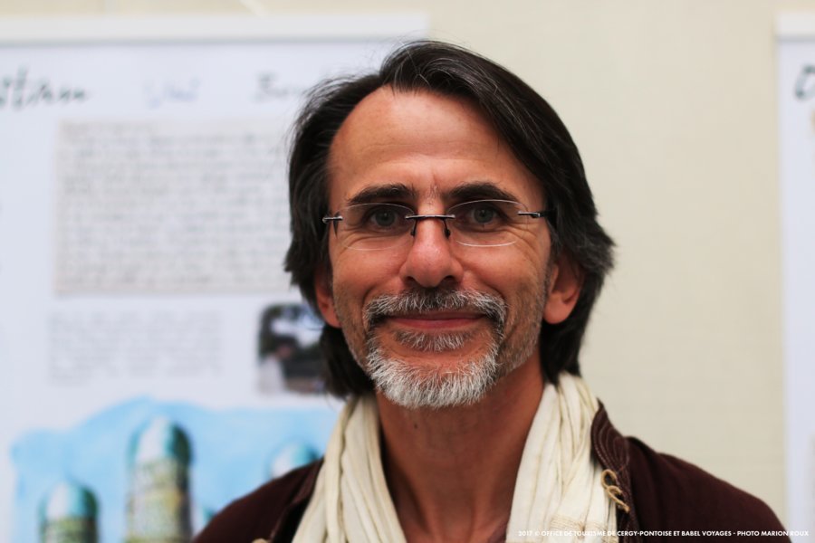 Portrait de Philippe Bichon - Vernissage de l'exposition "Iran & Asie Centrale" à l'espace des Calandres d'Éragny-sur-Oise le samedi 3 juin 2017 en présence des photographes Roland & Sabrina Michaud et du carnettiste Philippe Bichon dans le cadre du No Mad Festival 2017
