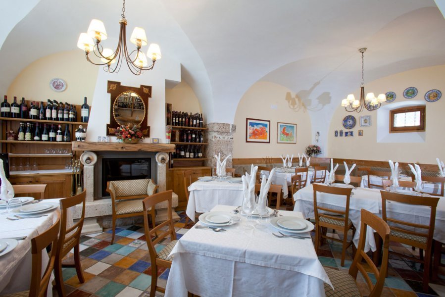 Pour dîner au coin du feu à l'auberge "Il Duca degli Abruzzi", Pescasseroli, Abruzzes - Italie