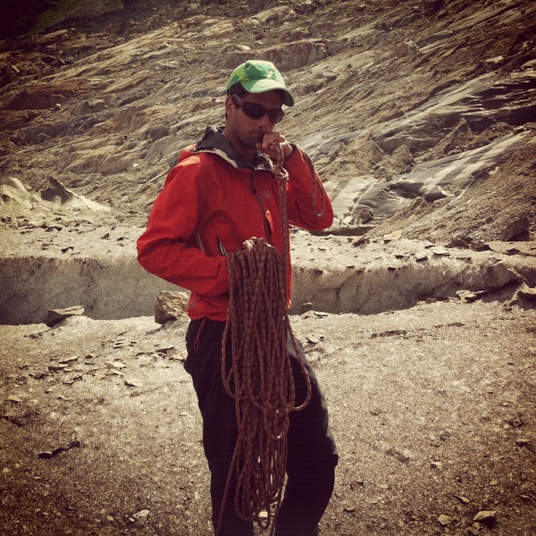 Pour une rando glaciaire, un guide de haute-montagne est obligatoire. Un simple accompagnateur de montagne ne suffit pas. Glacier d'Aletsch - Valais, Suisse