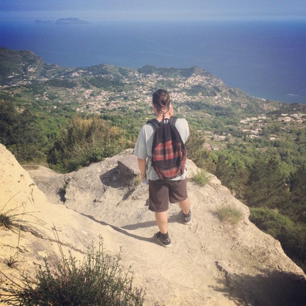 Qui dit "Voile et rando" dit... "randonnée" ! Ici sur le Mont Epomeo à Ischia, Italie. Mais l'océan n'est jamais loin...  - Voyage "Voile et rando en baie de Naples" avec Skippair et Nomade Aventure