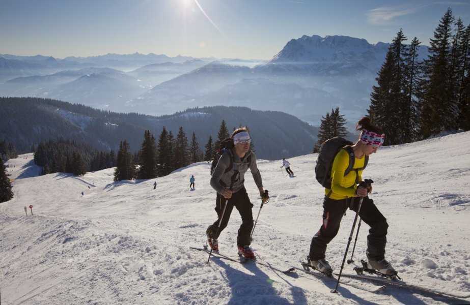 Randonnée à ski à travers une nature montagneuse