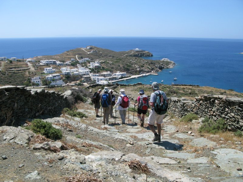 Randonneurs en direction du village de Faros,île de Sifnos - Cyclades, Grèce