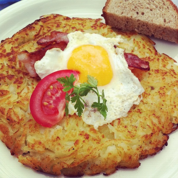 Rösti, spécialité suisse à base de pommes de terre, d'oeuf miroir, de lard du pays et d'ail. Un régal pour se requinquer après la randonnée sur l'Eggishorn - Valais, Suisse