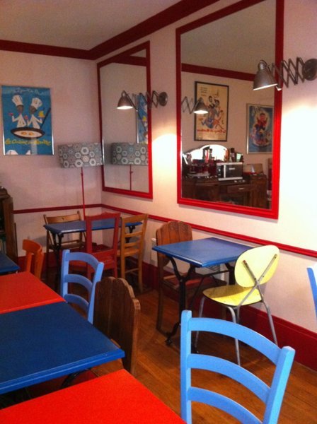 Salle colorée des Petits pois sont rouges, Paris
