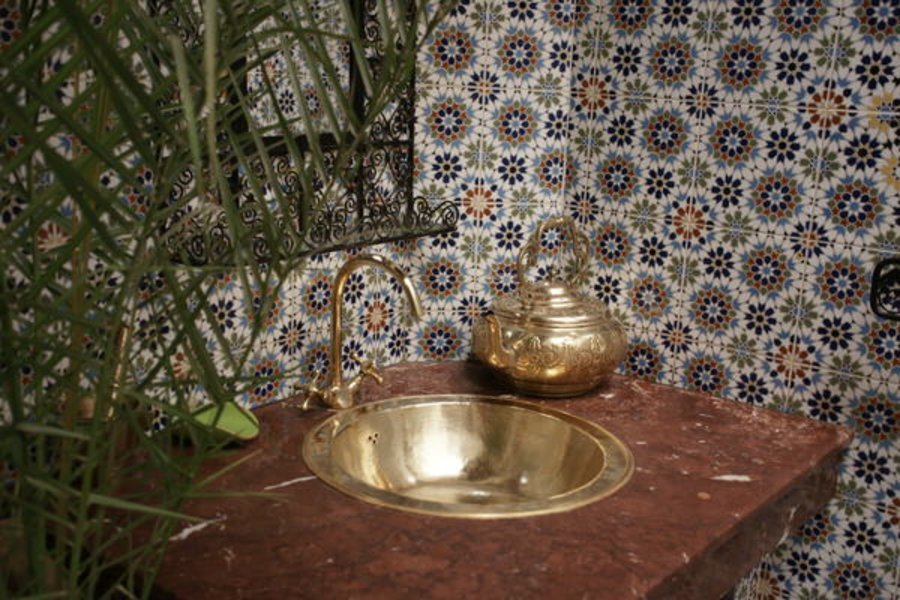 Salle de bain aux mosaïques bigarrées - Riad Taddert - Marrakech, Maroc
