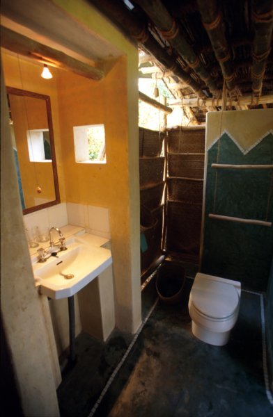 Salle de bain d'un bungalow fonctionnant à l'eau de pluie et les toilettes sur le principe du compostage