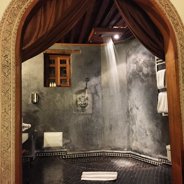 Salle de bain en tadelakt et zelliges de la suite Alia - Riad Layla - Fès, Maroc 