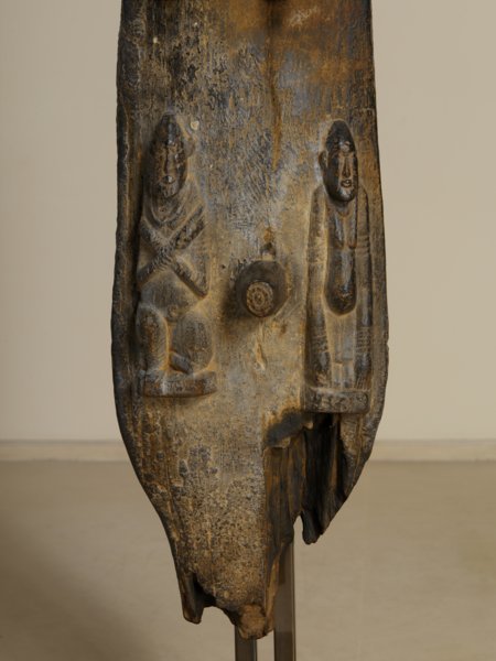 Statue anthropomorphe. L'image androgyne ("roi-femme") et ses parures évoque de façon allégorique un homme de haut rang de l'empire de Ghana et qui assure à la communauté paix, protection, nourriture et fécondité