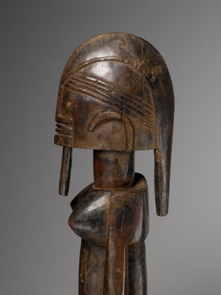 Statuette féminine habituellement gardée dans la maison du Hogon, sur la terrasse de la maison mortuaire, habillée, pour les funérailles. Familles riches seulement.