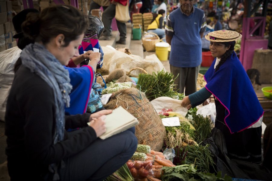 Stéphanie Ledoux au travail sur un marché - La Colombie avec "Aventure Colombia"